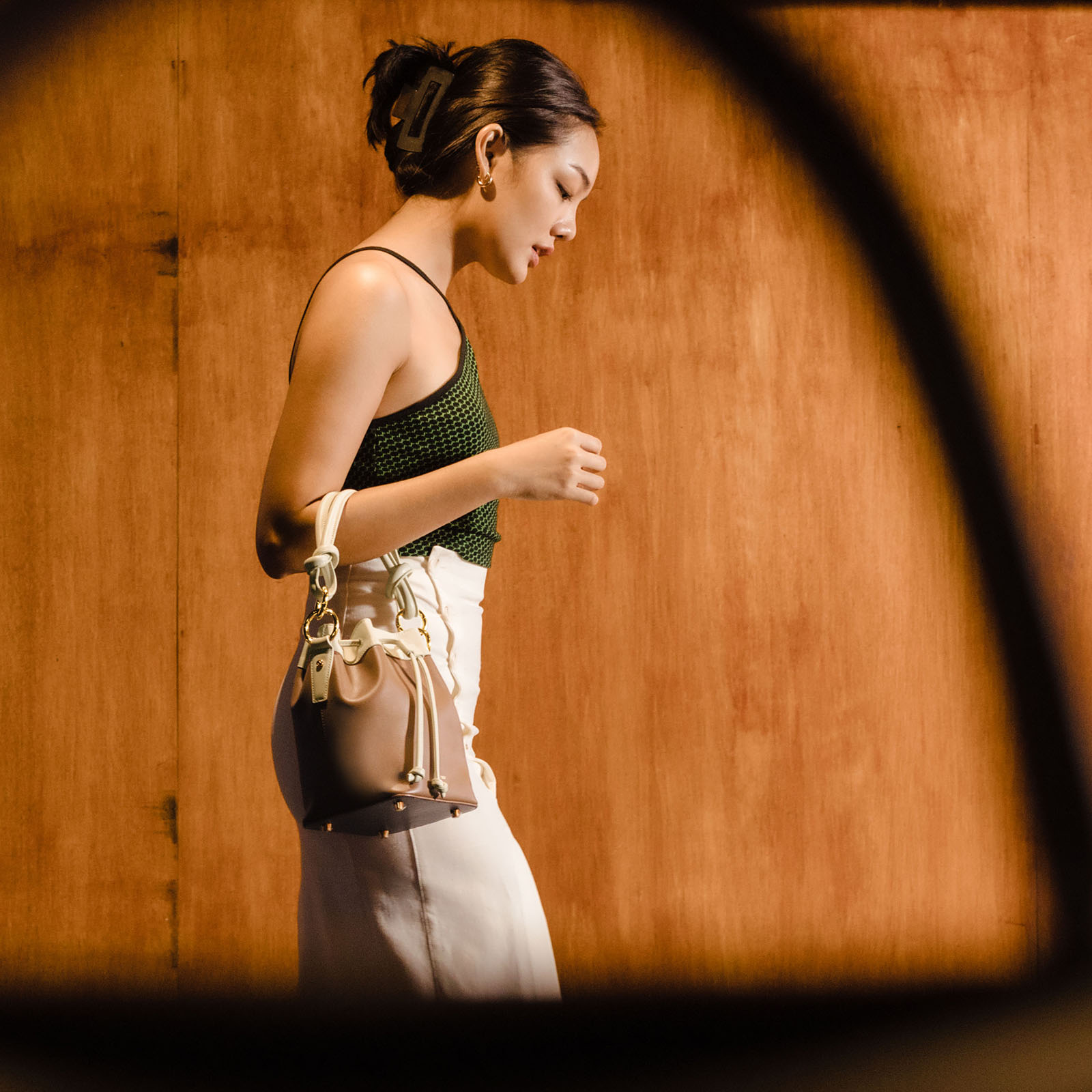 VERA Coco Bucket leather crossbody bag with a women model