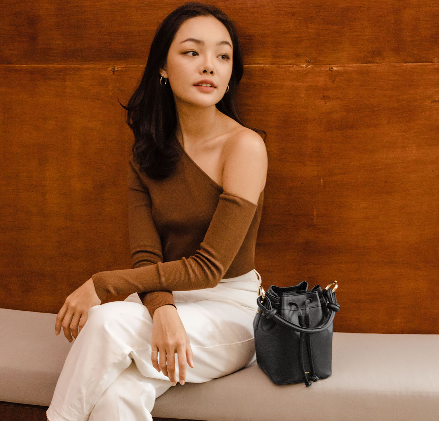 VERA Coco Bucket leather crossbody bag with a women model