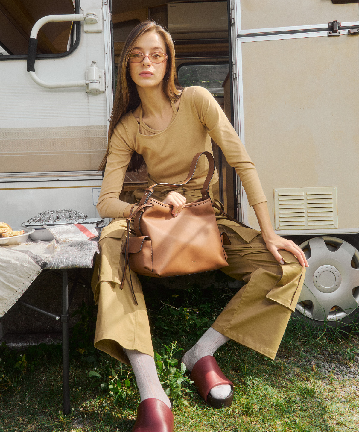 photo of VERA Frankly bag with Model
