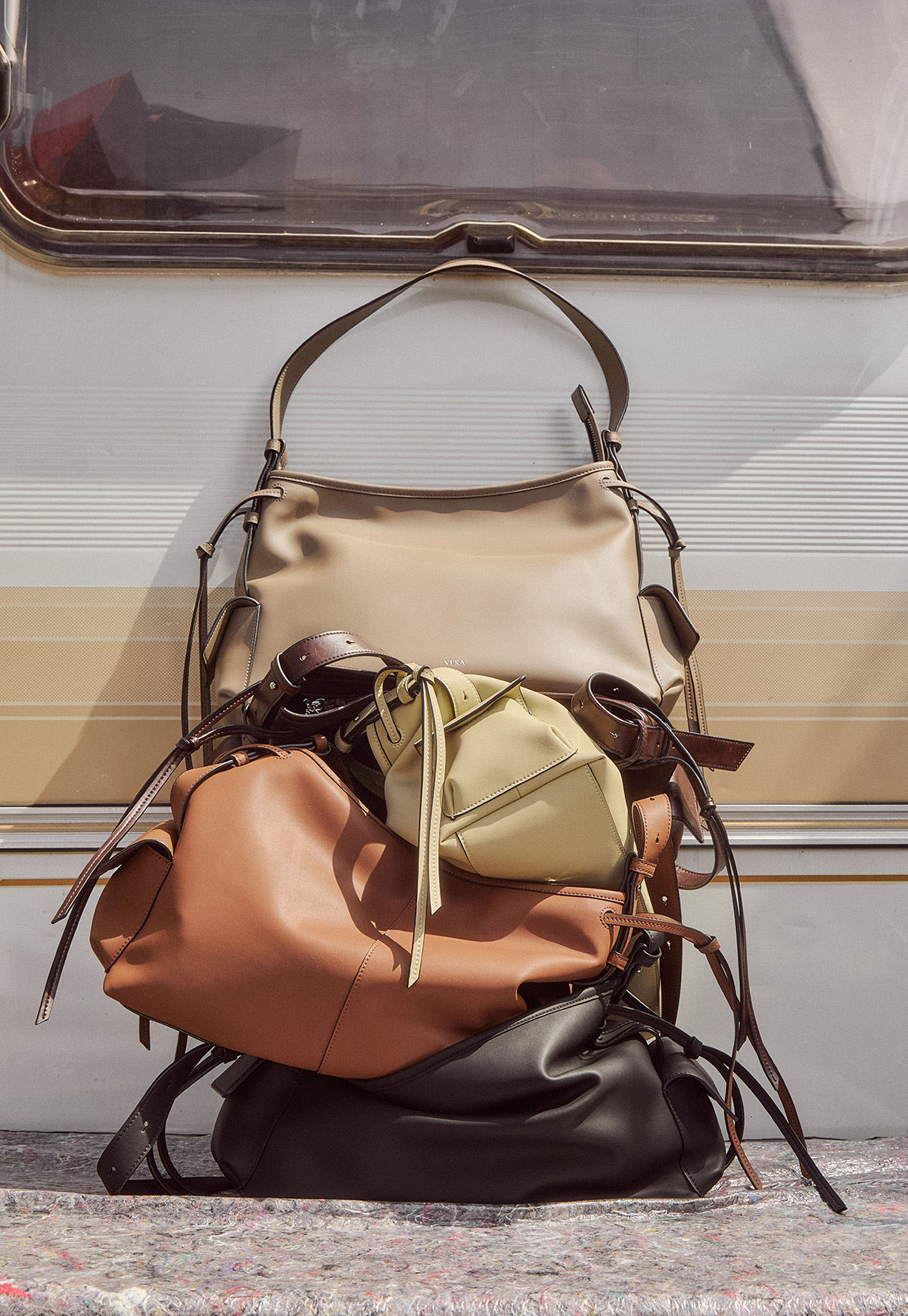 photo of VERA Frankly bag with Model