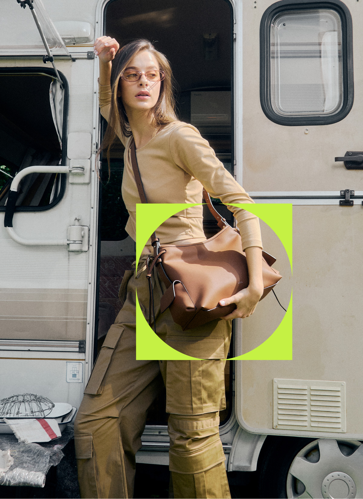 photo of VERA Frankly bag with Model