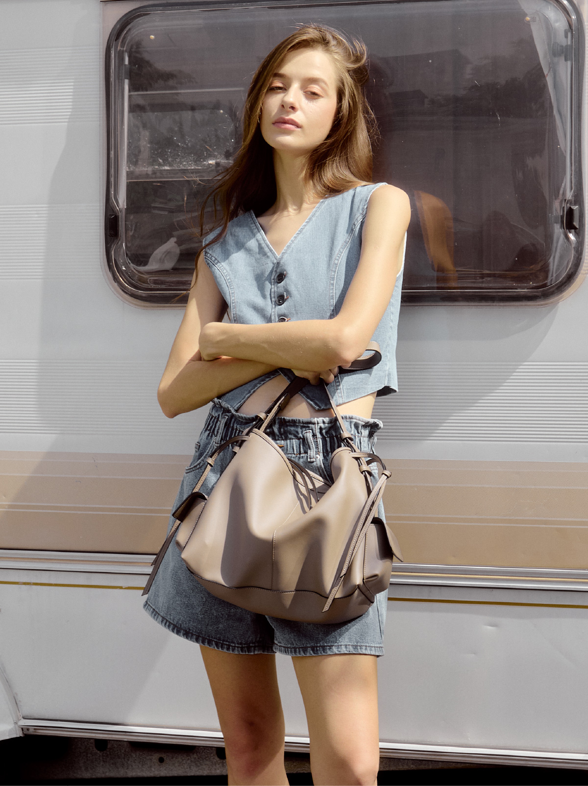 photo of VERA Frankly bag with Model