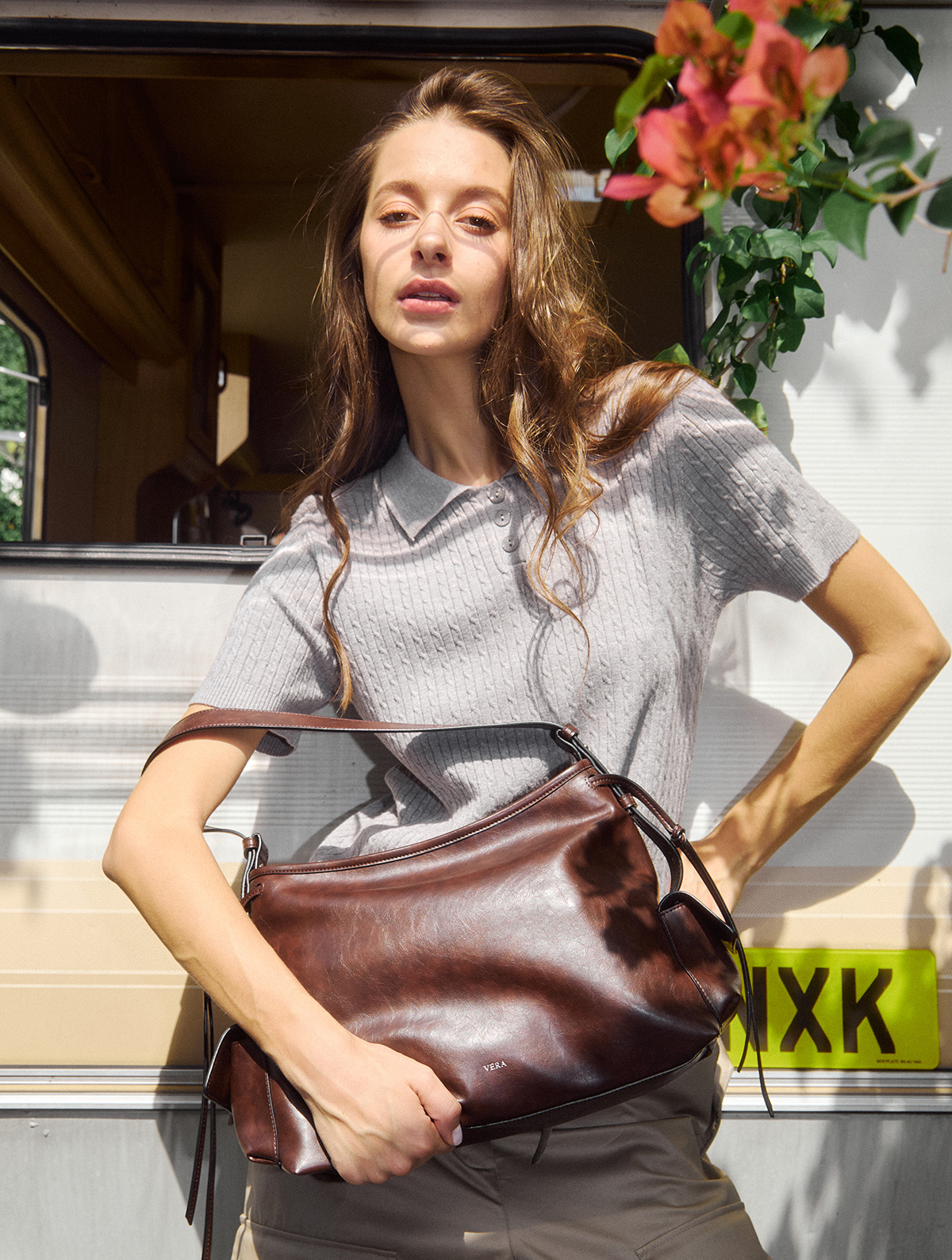 photo of VERA Frankly bag with Model