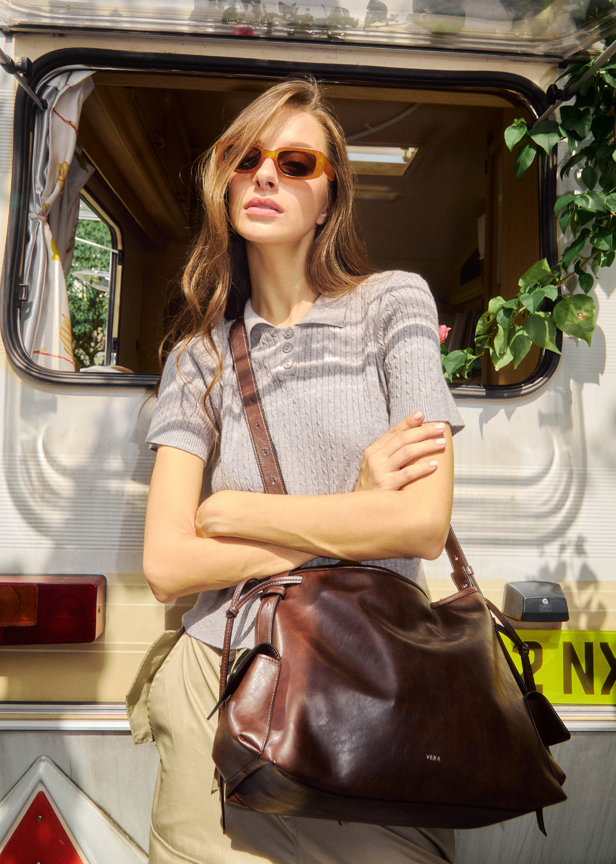 photo of VERA Frankly bag with Model
