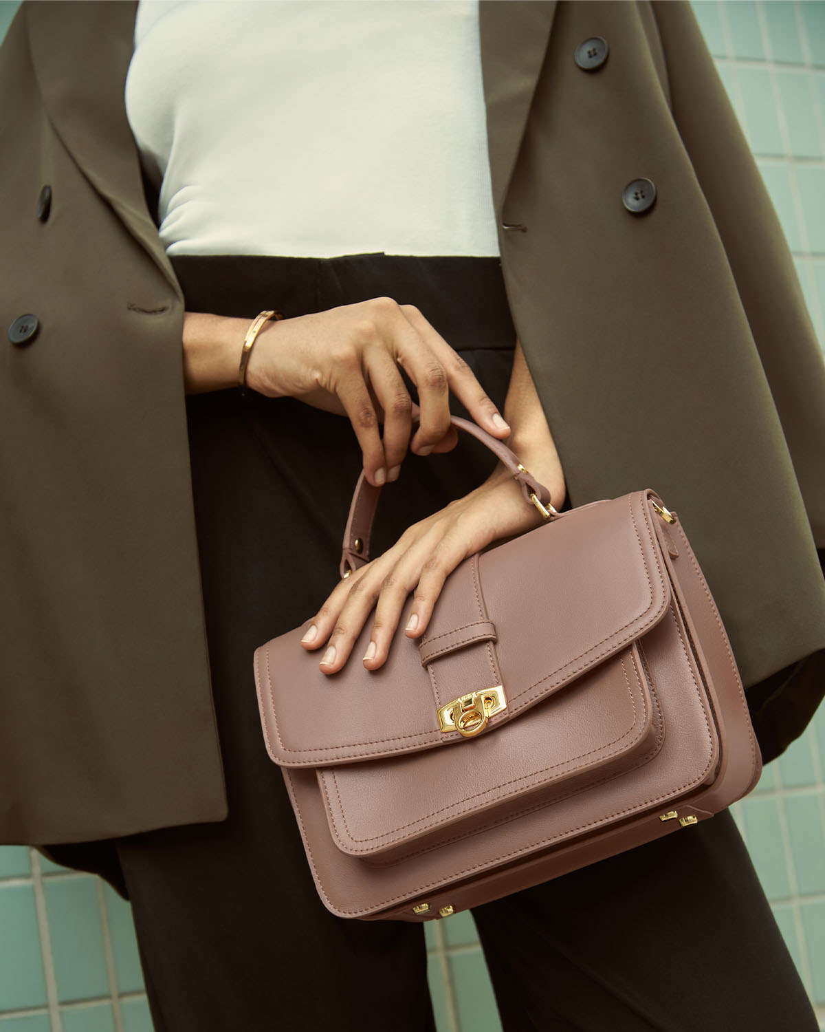 กระเป๋าถือหนังแท้ VERA Alexa Leather Handbag สี Wood Rose