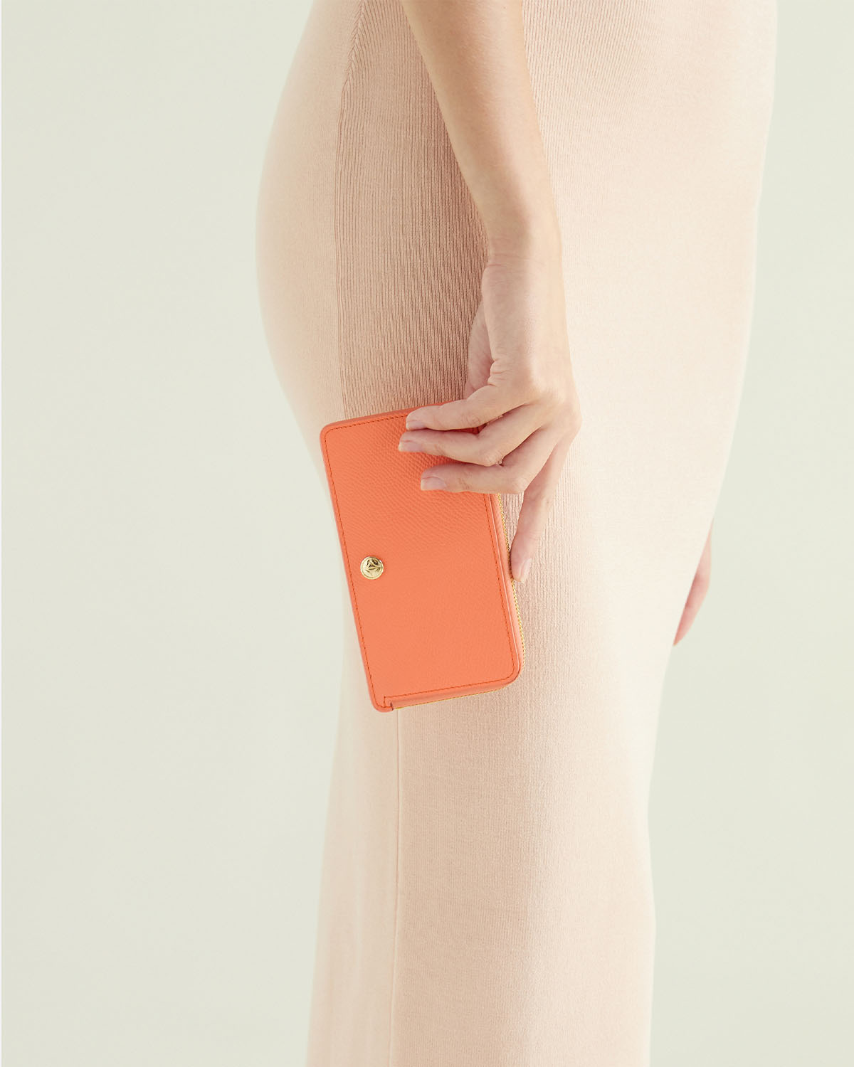 VERA Emily Long Card holder in Joyful Orange กระเป๋าใส่บัตรหนังแท้ ทรงยาว พร้อมช่องซิบ สีส้ม