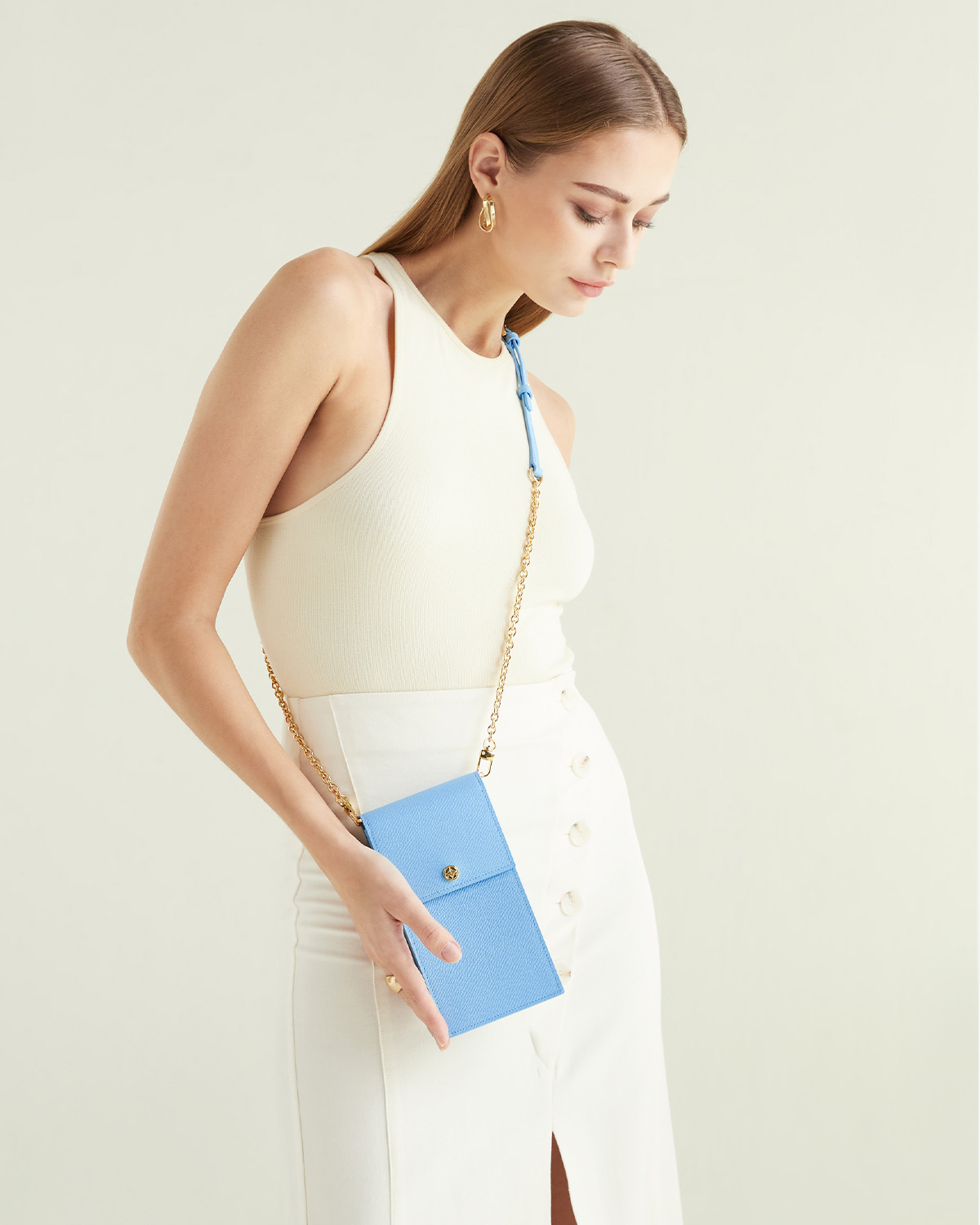 VERA Emily Phone Pouch with Leather Gold Chain in Serene Blue กระเป๋าใส่โทรศัพท์หนังแท้ พร้อมฟังก์ชั่นกระเป๋าสตางค์ มาพร้อมสายสะพายโซ่หนังถอดได้ สีฟ้า