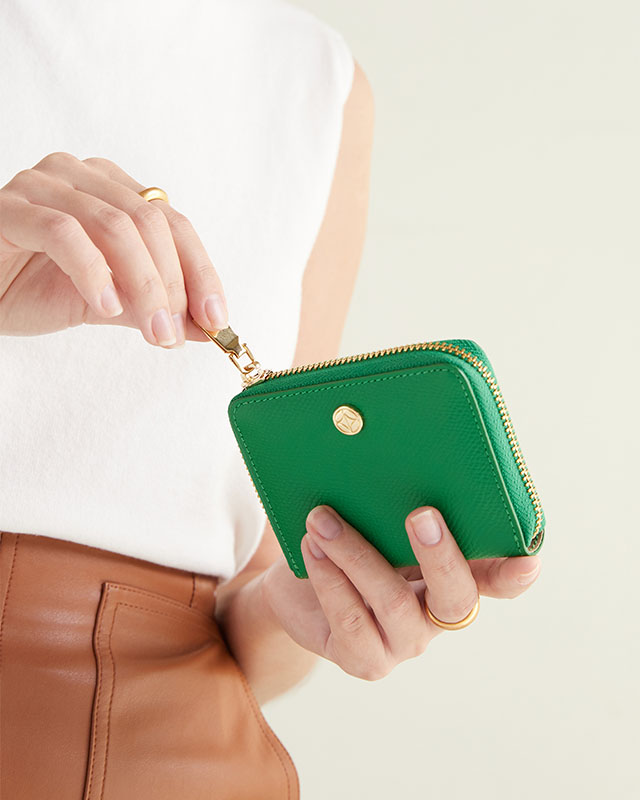 VERA Emily Zipped Wallet in Confident Green กระเป๋าสตางค์หนังแท้ ทรงสั้น ซิปรอบ สีเขียว
