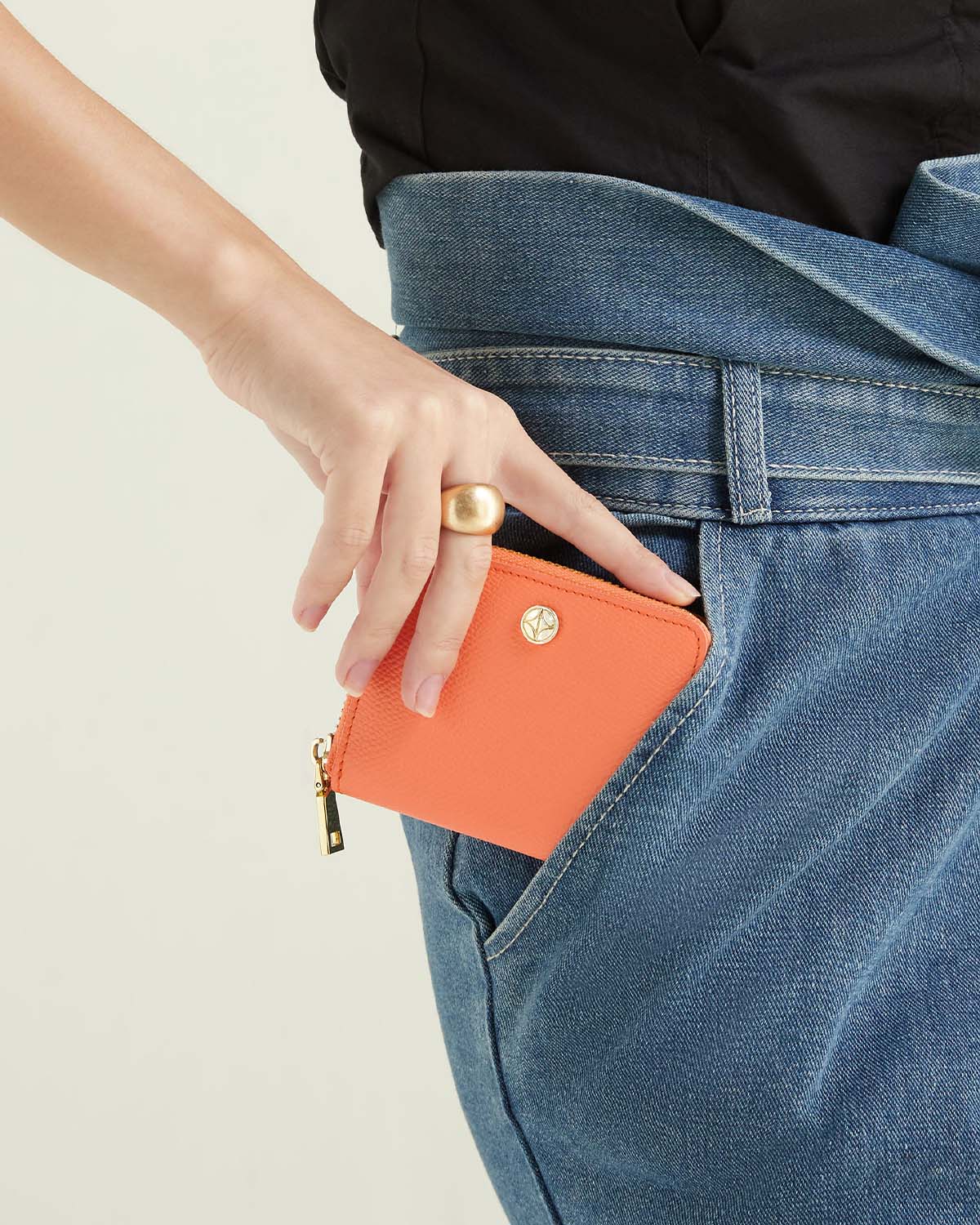 VERA Emily Zipped Wallet in Joyful Orange กระเป๋าสตางค์หนังแท้ ทรงสั้น ซิปรอบ สีส้ม
