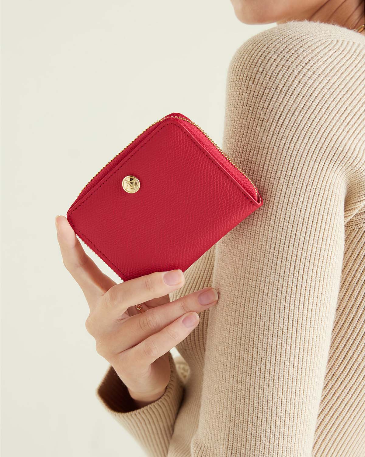 VERA Emily Zipped Wallet in Passionate Red กระเป๋าสตางค์หนังแท้ ทรงสั้น ซิปรอบ สีแดง