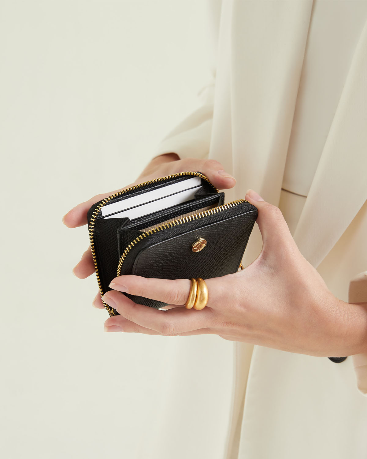 VERA Emily Zipped Wallet in Powerful Black กระเป๋าสตางค์หนังแท้ ทรงสั้น ซิปรอบ สีดำ