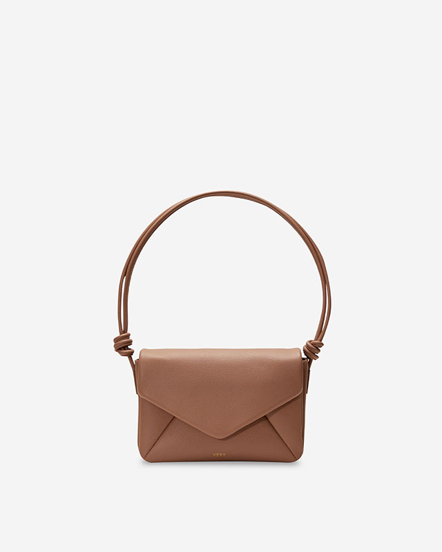 กระเป๋าสะพายข้างหนังแท้ VERA Enveloppe Leather Shoulder & Crossbody bag สี Oak Street