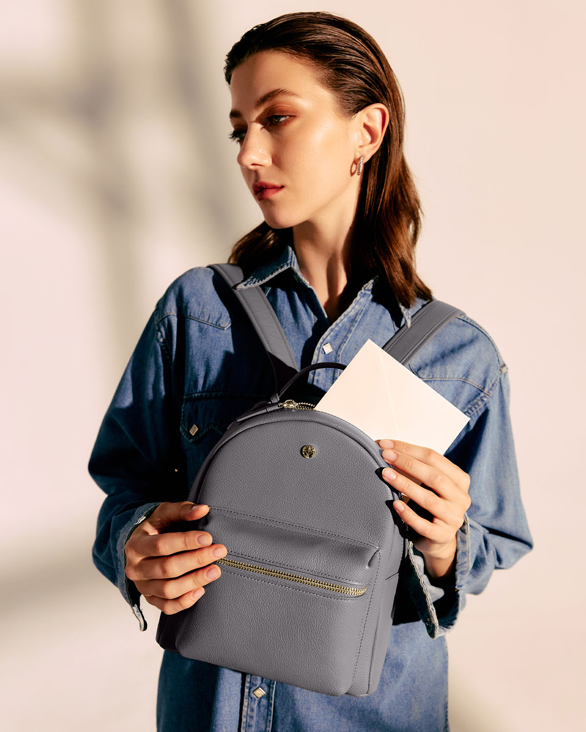 กระเป๋าเป้หนังแท้ VERA Little Journey Leather Backpack สี Paris Gray