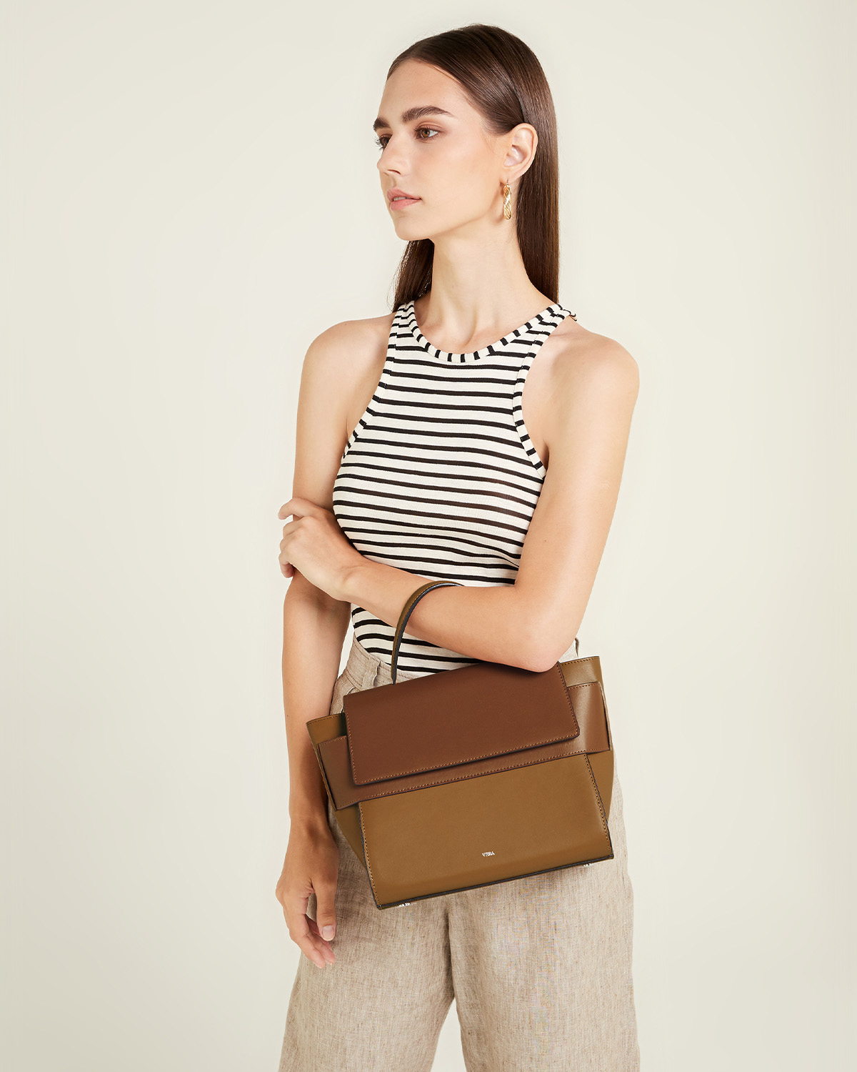 กระเป๋าถือหนังแท้ VERA Margo Leather Handbag, Size 24 สี Caramel