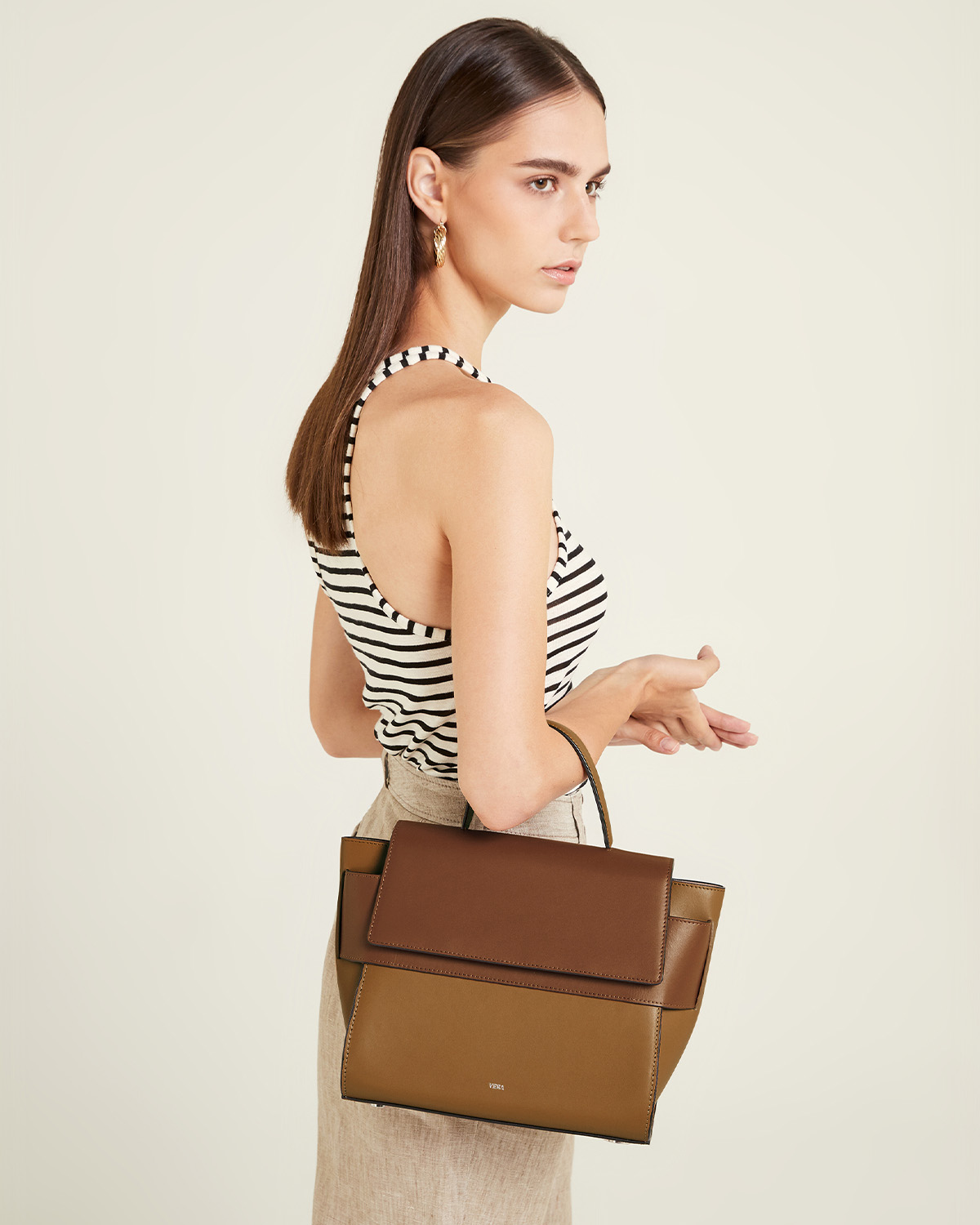 กระเป๋าถือหนังแท้ VERA Margo Leather Handbag, Size 24 สี Caramel