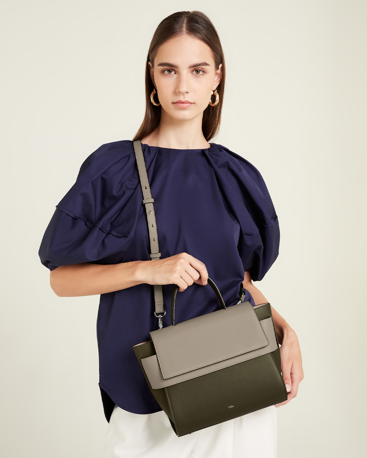 กระเป๋าถือหนังแท้ VERA Margo Leather Handbag, Size 24 สี Olive Green
