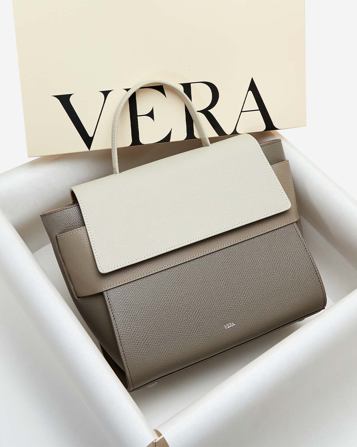 กระเป๋าถือหนังแท้ VERA Margo Leather Handbag, Size 24 สี Perfect Taupe