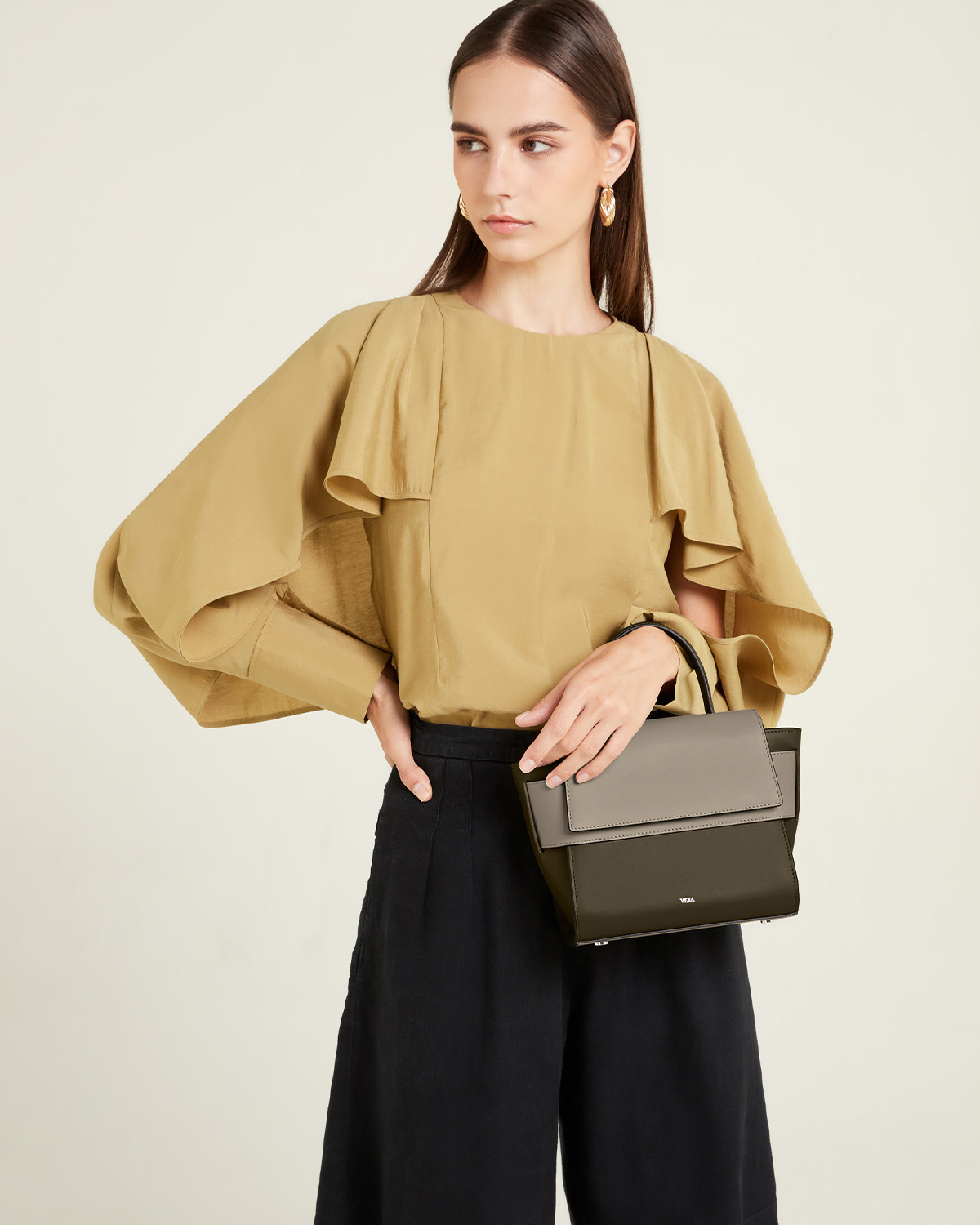 กระเป๋าถือหนังแท้ VERA Margo Leather Handbag, Size 20 สี Olive green